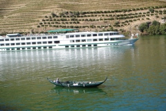 A traditional boat and a modern one on the Douro