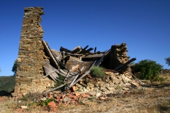 The original Qta house at Napoles, now crumbling
